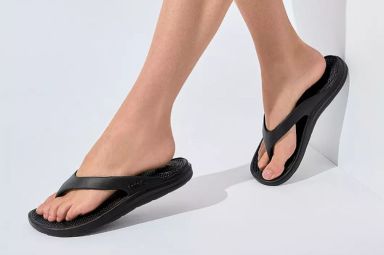 Totes flip flops black