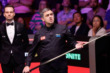 Ronnie O'Sullivan holding his cue