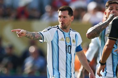 Lionel Messi points